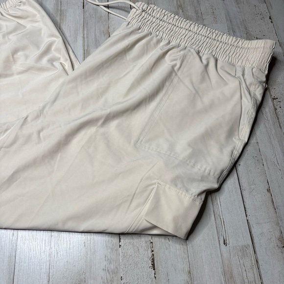 Old Navy Strechtech Lightweight Jogger Womens Cream Cargo Pants 3X & 4X - Picture 2 of 16